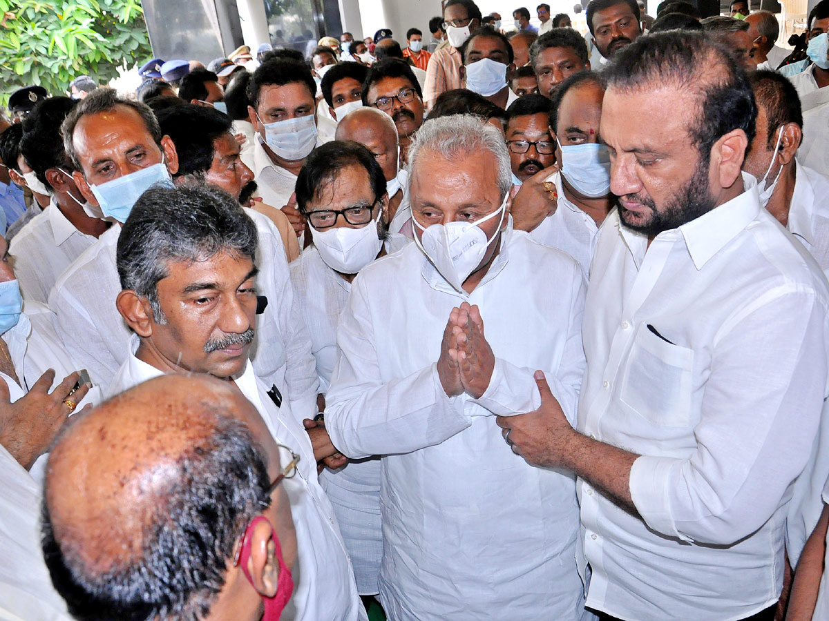 Mekapati Goutham Reddy: Condolence Pour In Nellore Photo Gallery - Sakshi24