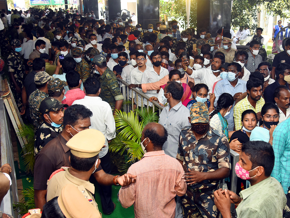 Mekapati Goutham Reddy: Condolence Pour In Nellore Photo Gallery - Sakshi36