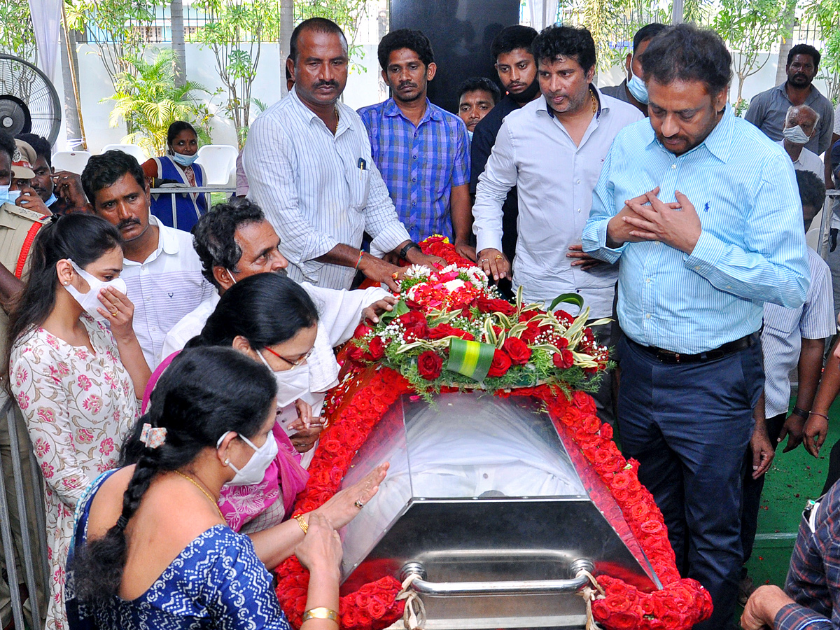 Mekapati Goutham Reddy: Condolence Pour In Nellore Photo Gallery - Sakshi40
