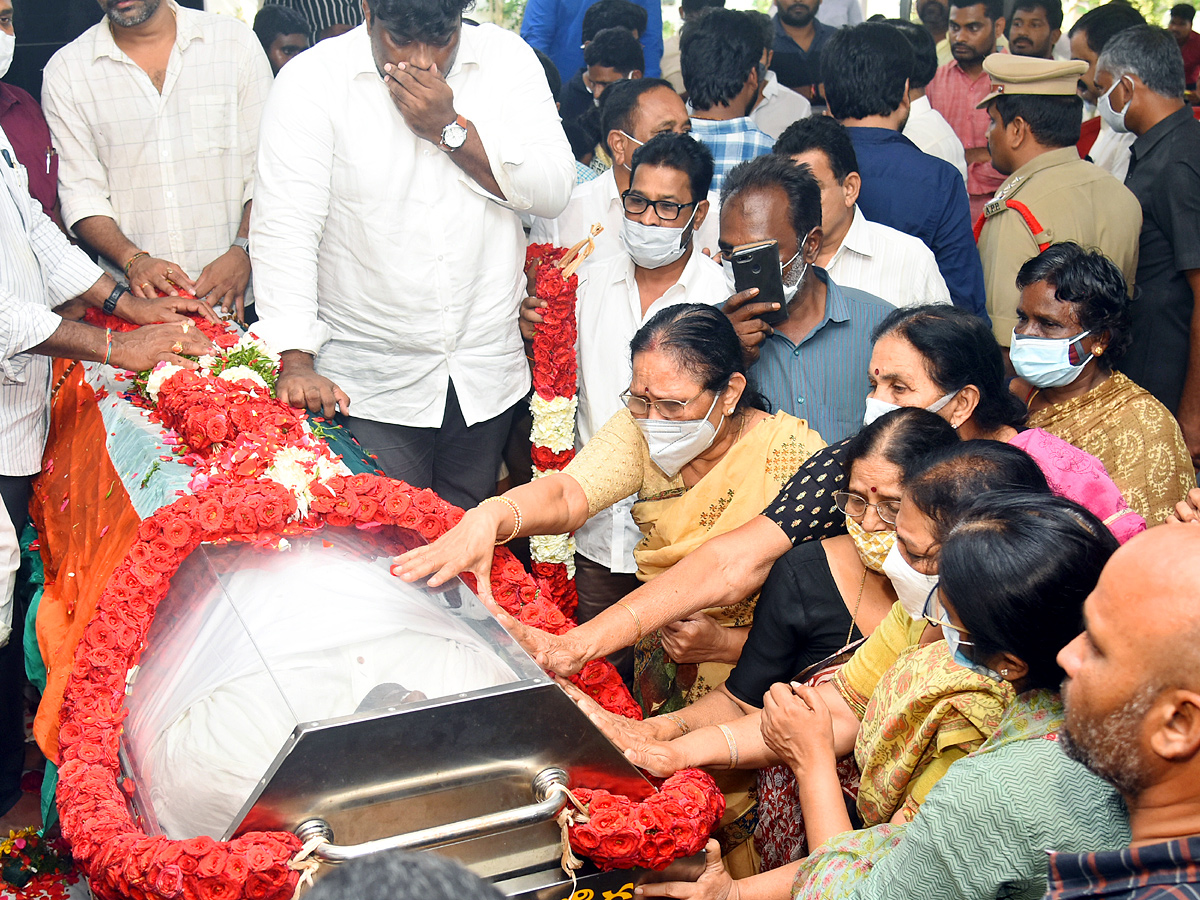 Mekapati Goutham Reddy: Condolence Pour In Nellore Photo Gallery - Sakshi42