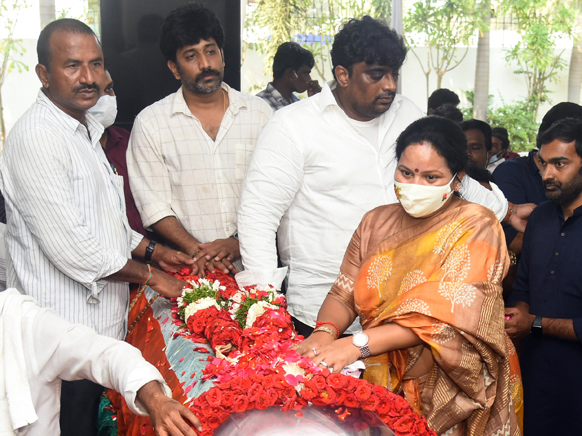 Mekapati Goutham Reddy: Condolence Pour In Nellore Photo Gallery - Sakshi51