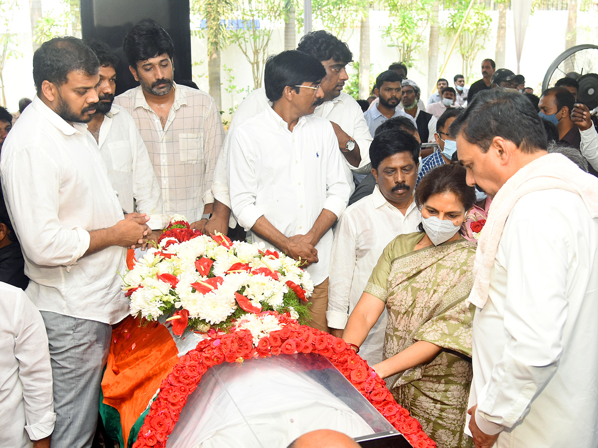 Mekapati Goutham Reddy: Condolence Pour In Nellore Photo Gallery - Sakshi61