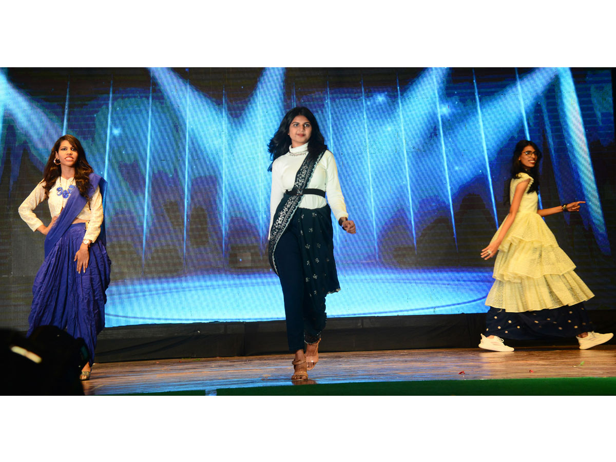 mr and mrs magnova photo Gallery - Sakshi12