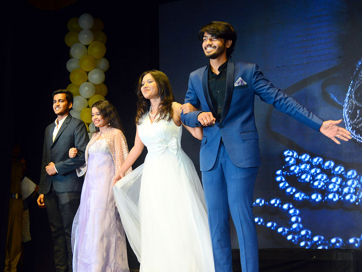 mr and mrs magnova photo Gallery - Sakshi22