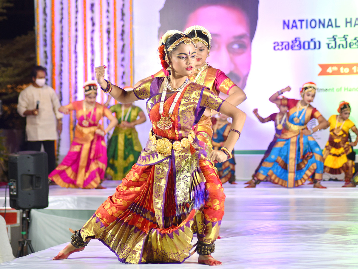 National Handloom Expo IN Vijayawada - Sakshi5