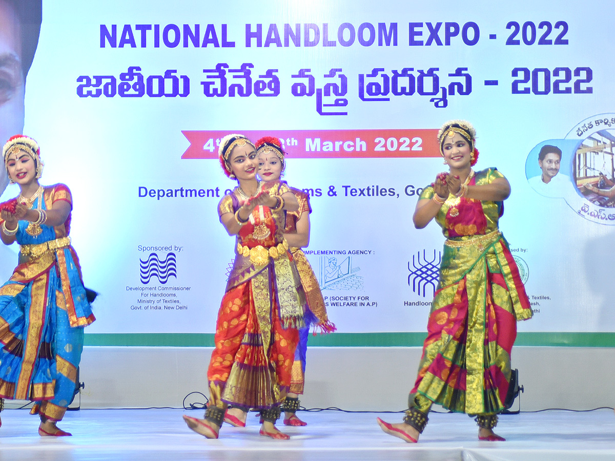 National Handloom Expo IN Vijayawada - Sakshi6