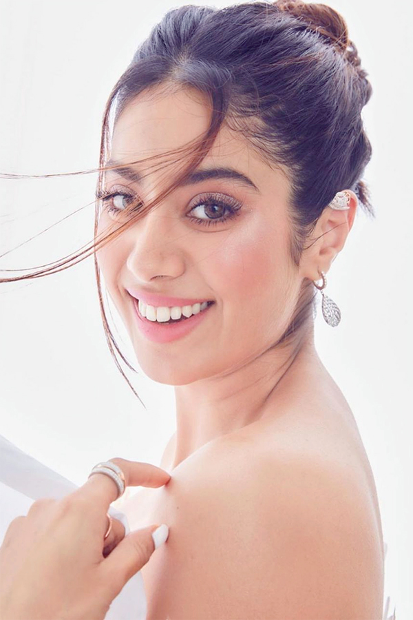 Janhvi Kapoor HD images - Sakshi12