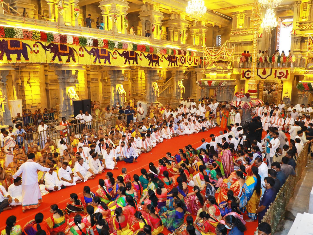 CM KCR Performs Pooja at Grand Inauguration of Yadadri Temple Photo Gallery - Sakshi11