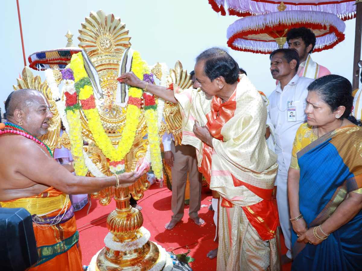 CM KCR Performs Pooja at Grand Inauguration of Yadadri Temple Photo Gallery - Sakshi1