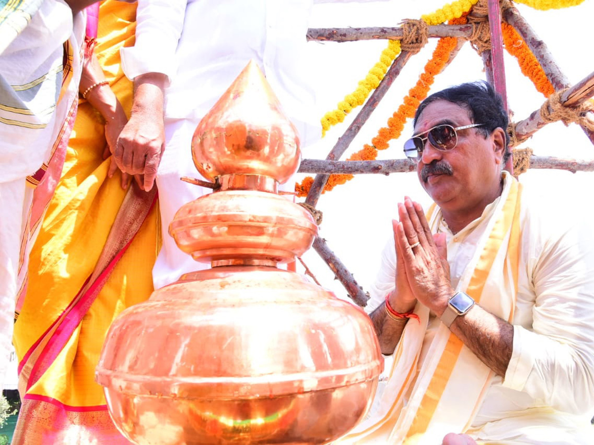 CM KCR Performs Pooja at Grand Inauguration of Yadadri Temple Photo Gallery - Sakshi3