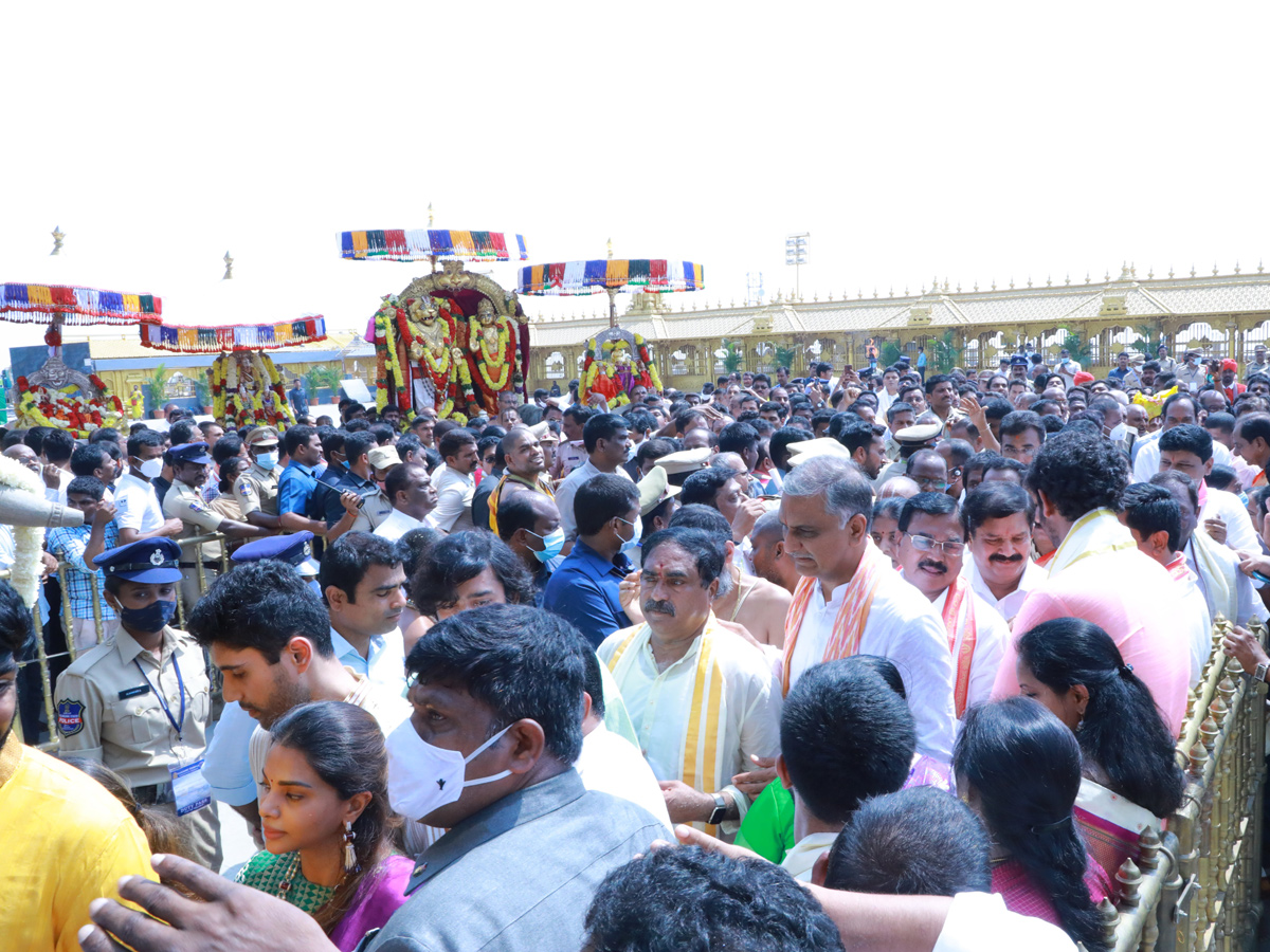 CM KCR Performs Pooja at Grand Inauguration of Yadadri Temple Photo Gallery - Sakshi21