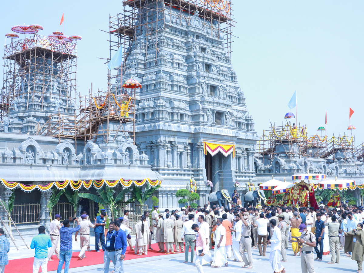CM KCR Performs Pooja at Grand Inauguration of Yadadri Temple Photo Gallery - Sakshi23