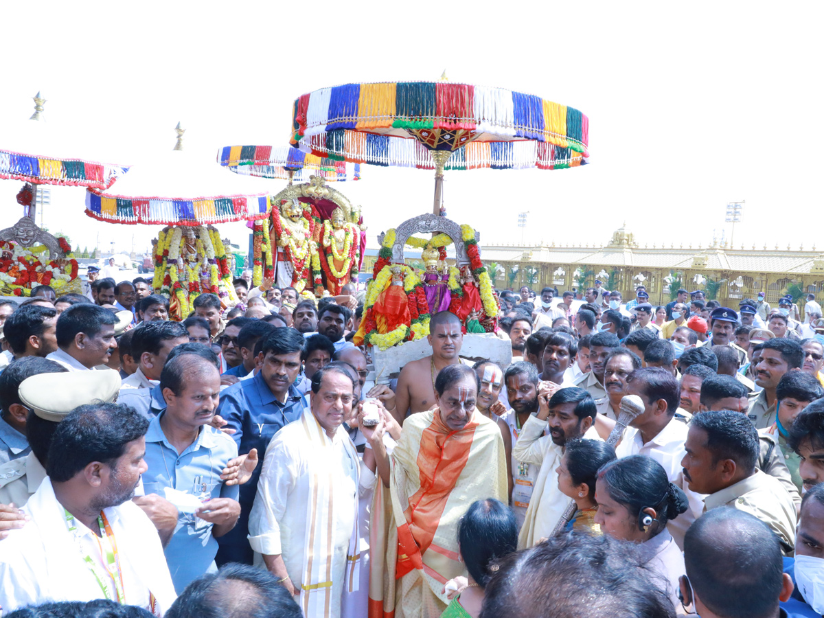 CM KCR Performs Pooja at Grand Inauguration of Yadadri Temple Photo Gallery - Sakshi24