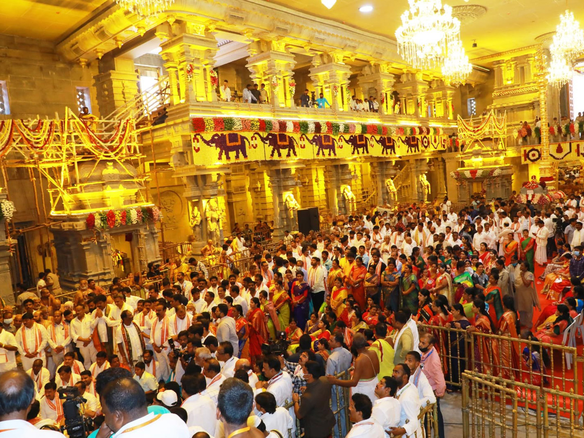 CM KCR Performs Pooja at Grand Inauguration of Yadadri Temple Photo Gallery - Sakshi28