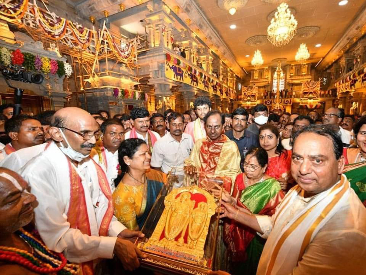 CM KCR Performs Pooja at Grand Inauguration of Yadadri Temple Photo Gallery - Sakshi8
