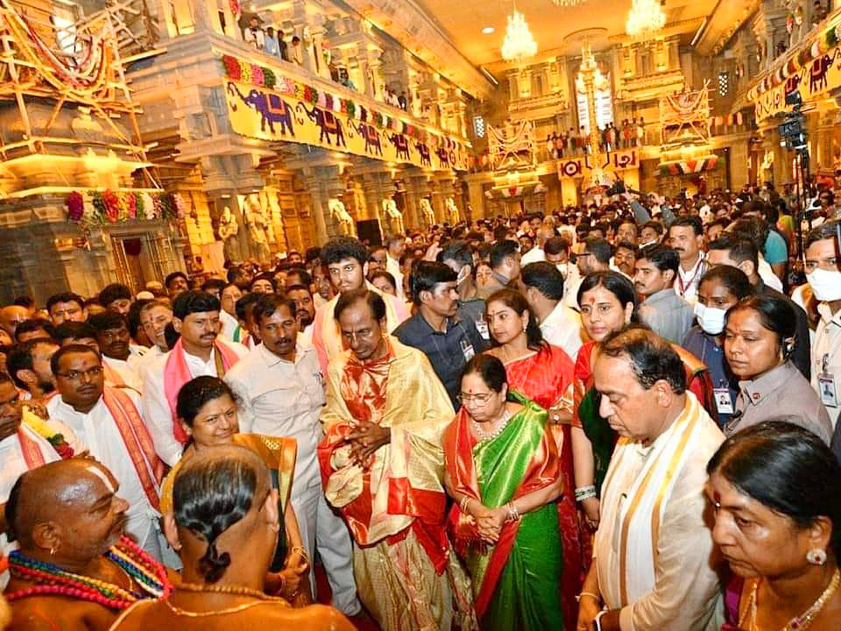 CM KCR Performs Pooja at Grand Inauguration of Yadadri Temple Photo Gallery - Sakshi9