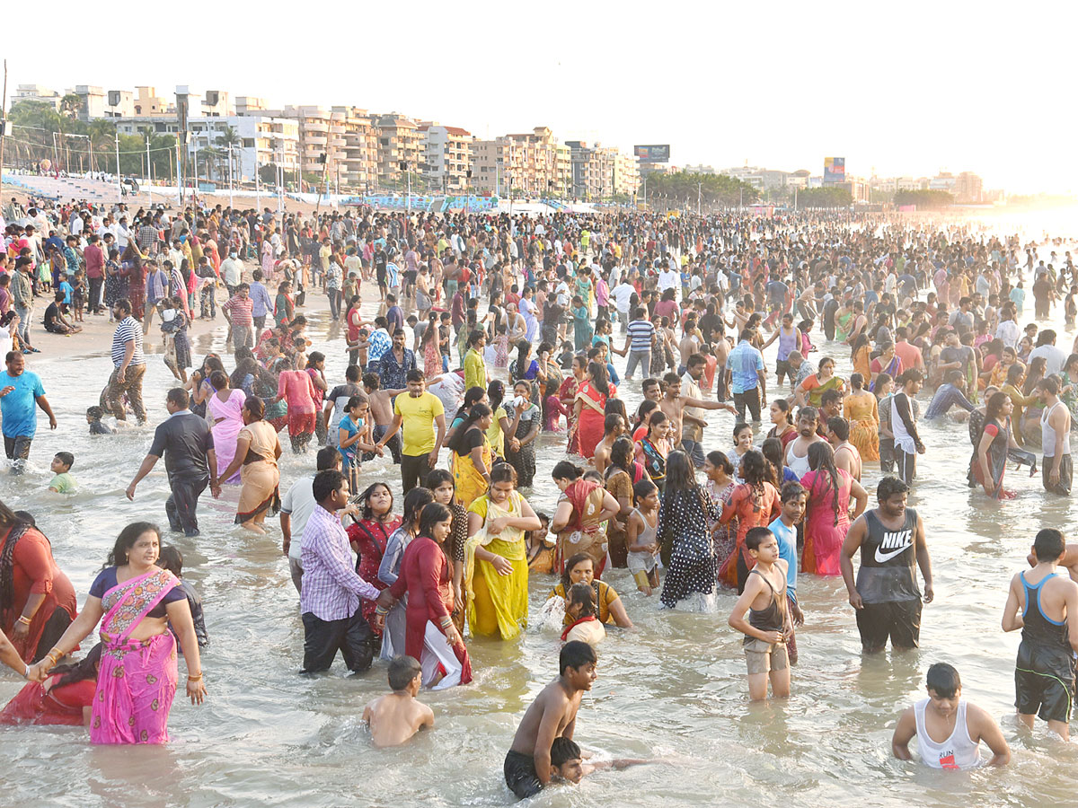 Maha Shivaratri 2022 Visakhapatnam Beach - Sakshi3