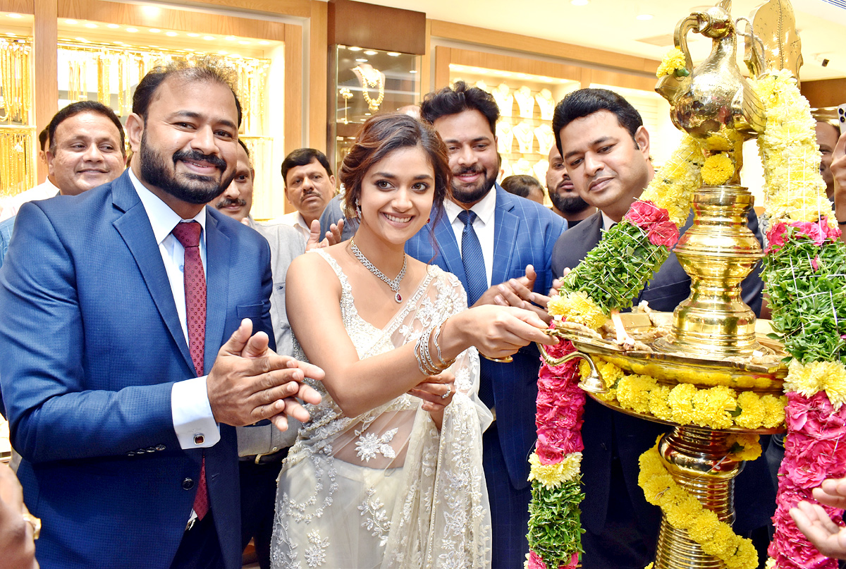 Keerthy suresh grand entry at jos alukkas shop opening - Sakshi1