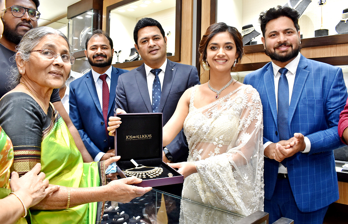Keerthy suresh grand entry at jos alukkas shop opening - Sakshi12