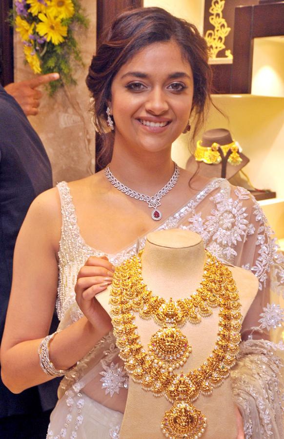 Keerthy suresh grand entry at jos alukkas shop opening - Sakshi11