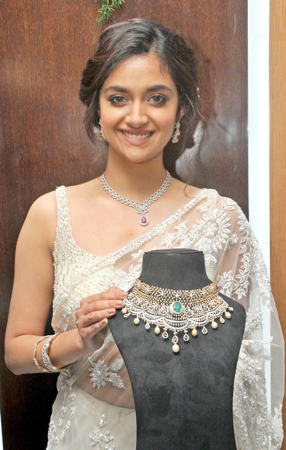 Keerthy suresh grand entry at jos alukkas shop opening - Sakshi3