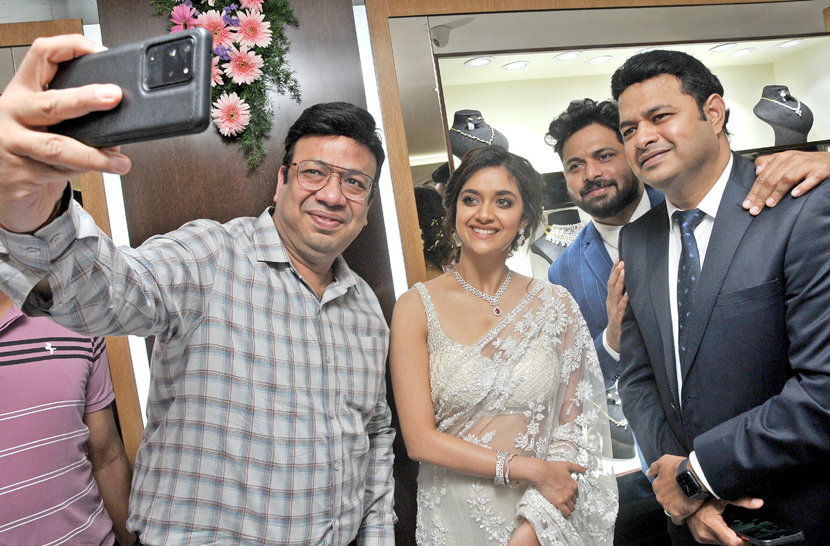 Keerthy suresh grand entry at jos alukkas shop opening - Sakshi4