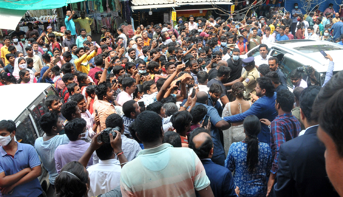 Keerthy suresh grand entry at jos alukkas shop opening - Sakshi9