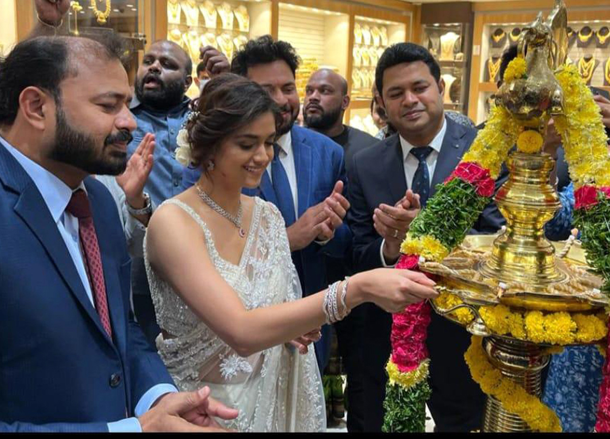 Keerthy suresh grand entry at jos alukkas shop opening - Sakshi10