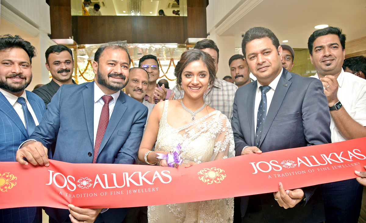 Keerthy suresh grand entry at jos alukkas shop opening - Sakshi13