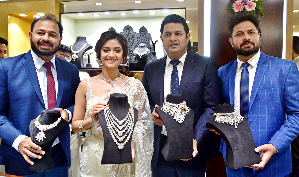 Keerthy suresh grand entry at jos alukkas shop opening - Sakshi14