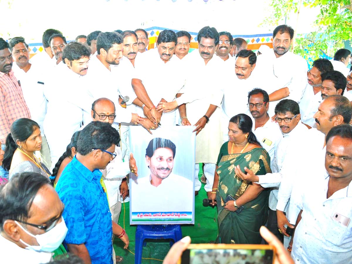 Celebrations Around AP Amid New Districts Formation Photos - Sakshi15
