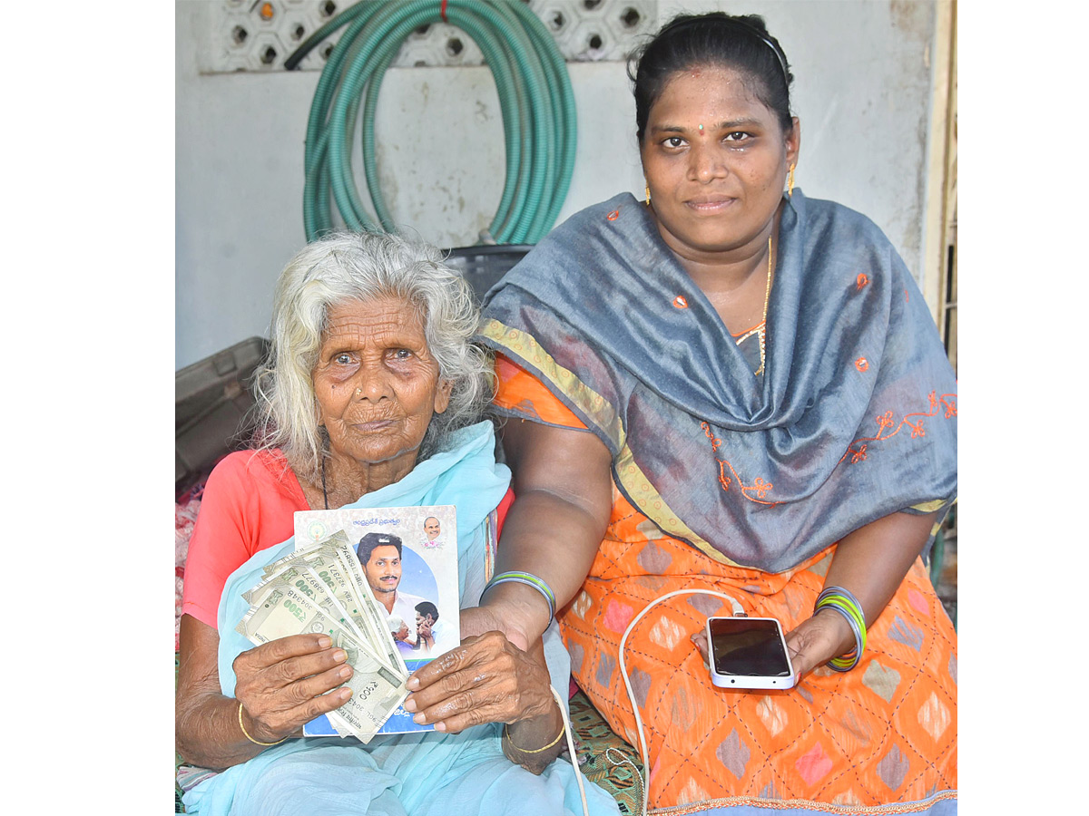 YSR Pensions Home Delivery In All Over Andhra pradesh Photo Gallery - Sakshi11