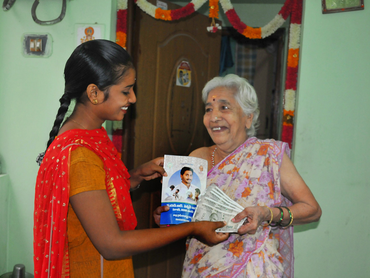 YSR Pensions Home Delivery In All Over Andhra pradesh Photo Gallery - Sakshi15