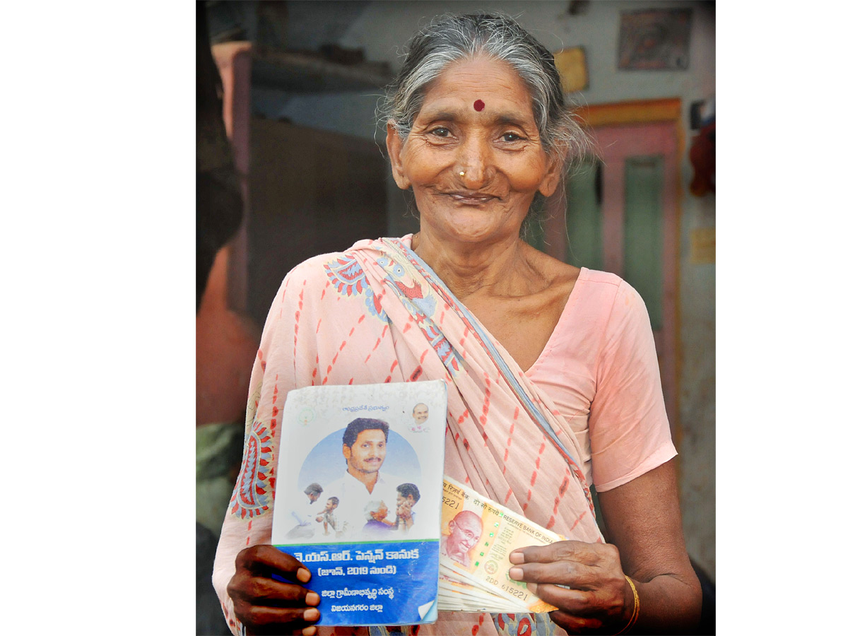 YSR Pensions Home Delivery In All Over Andhra pradesh Photo Gallery - Sakshi21