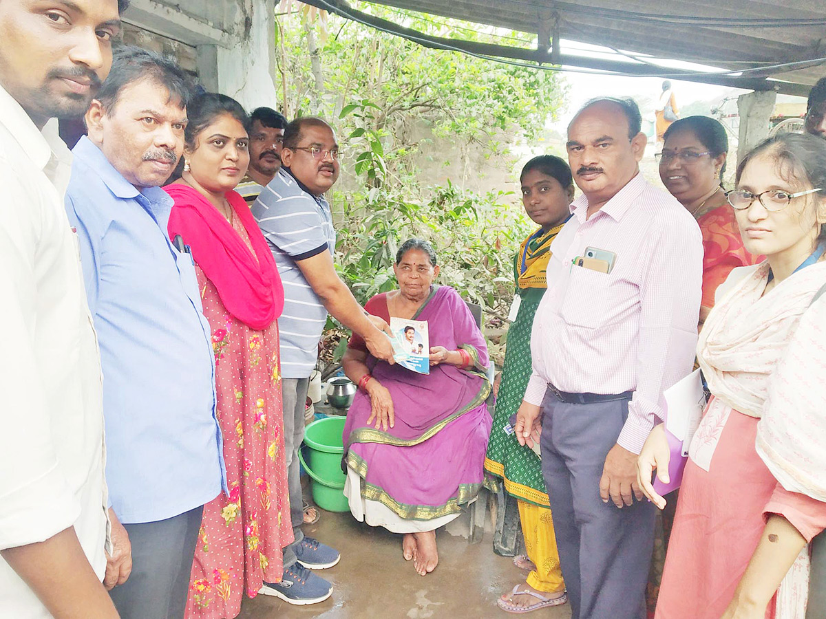 YSR Pensions Home Delivery In All Over Andhra pradesh Photo Gallery - Sakshi3