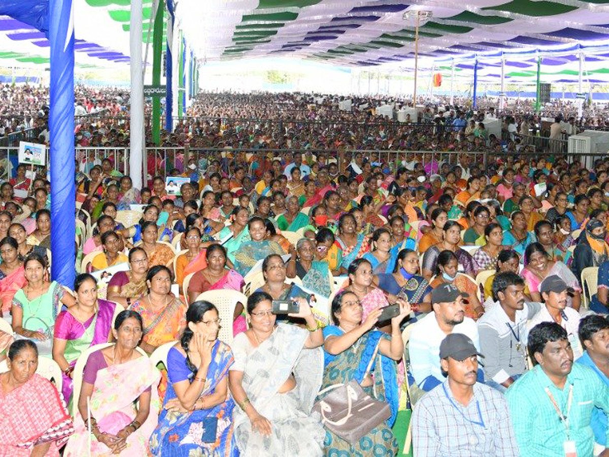 AP CM YS Jagan Disburse YSR Rythu Bharosa in Eluru District - Sakshi15