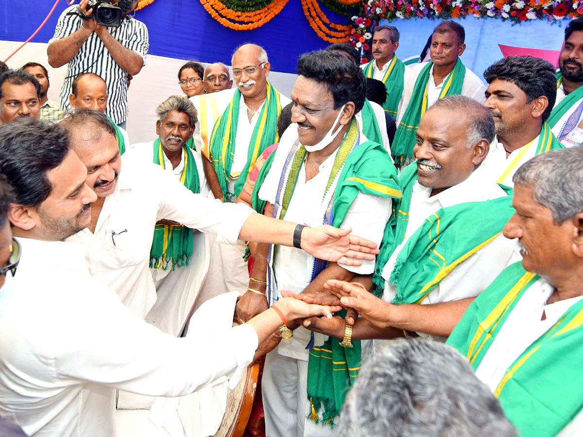 AP CM YS Jagan Disburse YSR Rythu Bharosa in Eluru District - Sakshi23