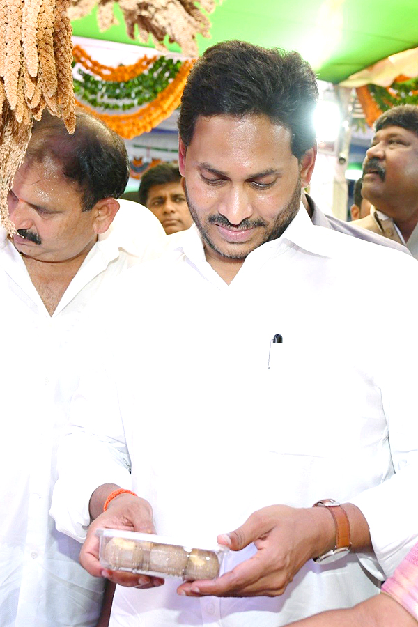 AP CM YS Jagan Disburse YSR Rythu Bharosa in Eluru District - Sakshi25