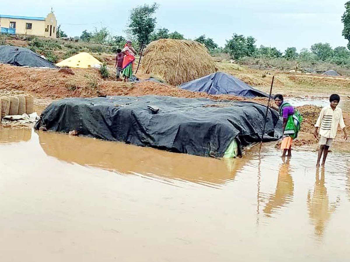 Unseasonal Rains In Telangana Farmers Suffer Paddy Damage - Sakshi32