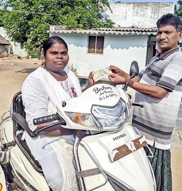 YSR Pensions Home Delivery In All Over AP - Sakshi8