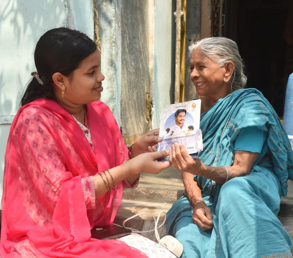 YSR Pensions Home Delivery In All Over AP - Sakshi19