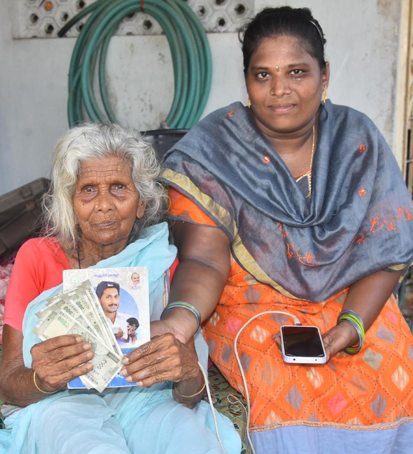 YSR Pensions Home Delivery In All Over AP - Sakshi4