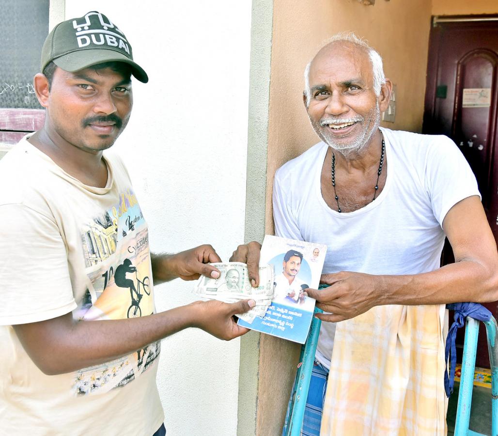 YSR Pensions Home Delivery In All Over AP - Sakshi5
