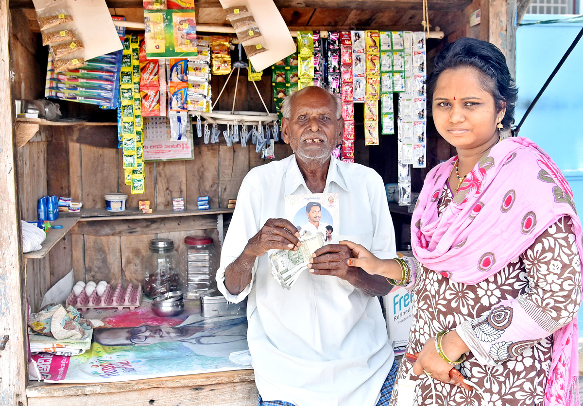 YSR Pensions Home Delivery In All Over AP - Sakshi6