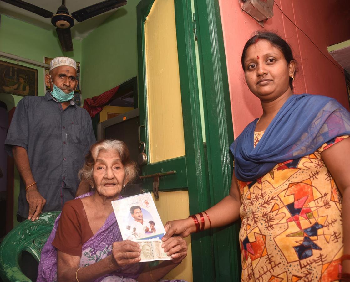 YSR Pensions Home Delivery In All Over AP - Sakshi22