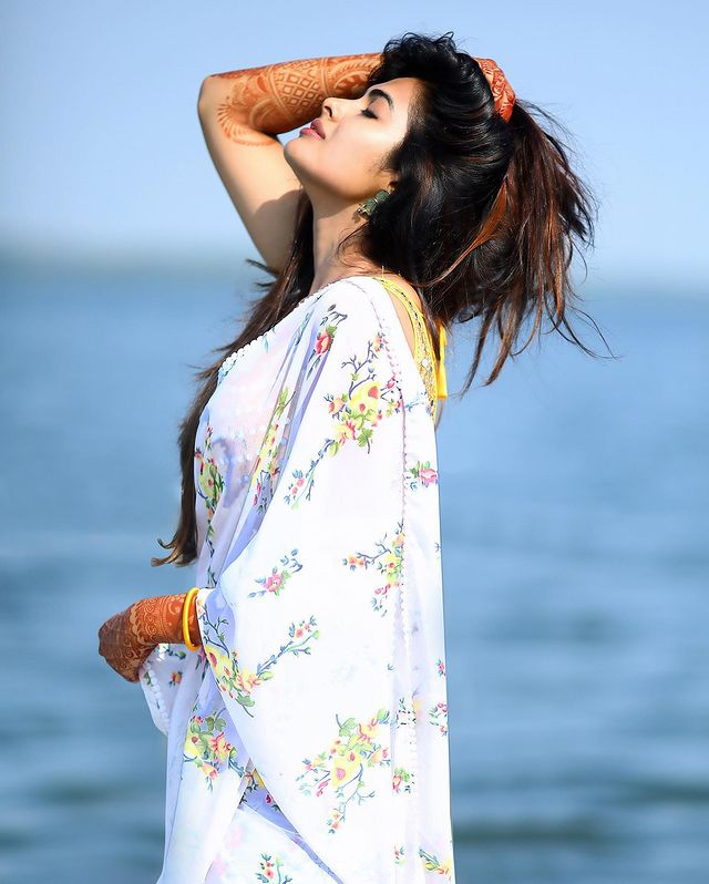 Bigg Boss Beauty Divi Vadthya Beautiful Photos  - Sakshi4