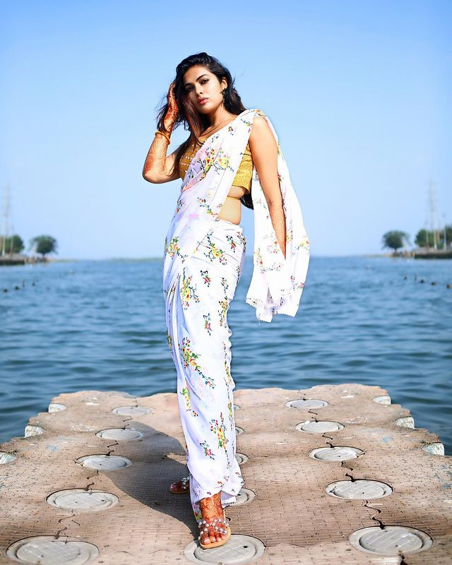 Bigg Boss Beauty Divi Vadthya Beautiful Photos  - Sakshi5