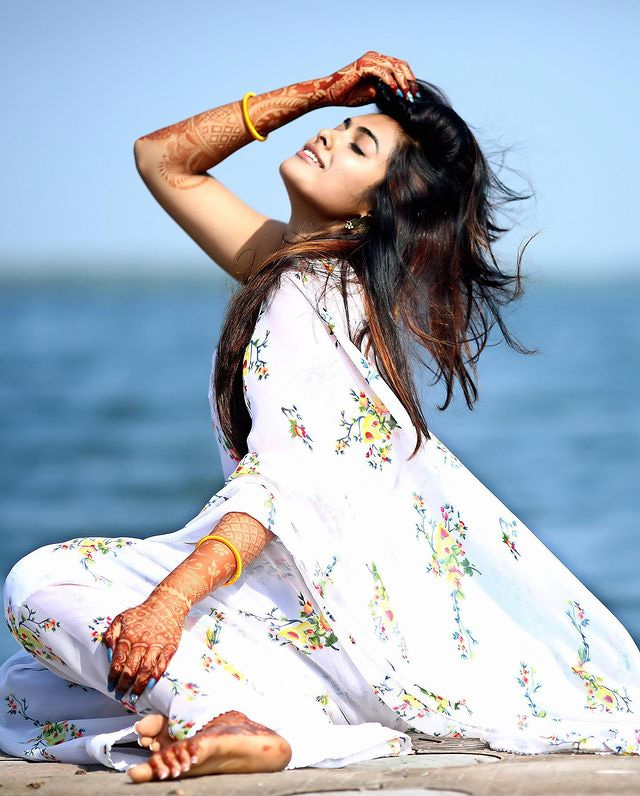 Bigg Boss Beauty Divi Vadthya Beautiful Photos  - Sakshi6