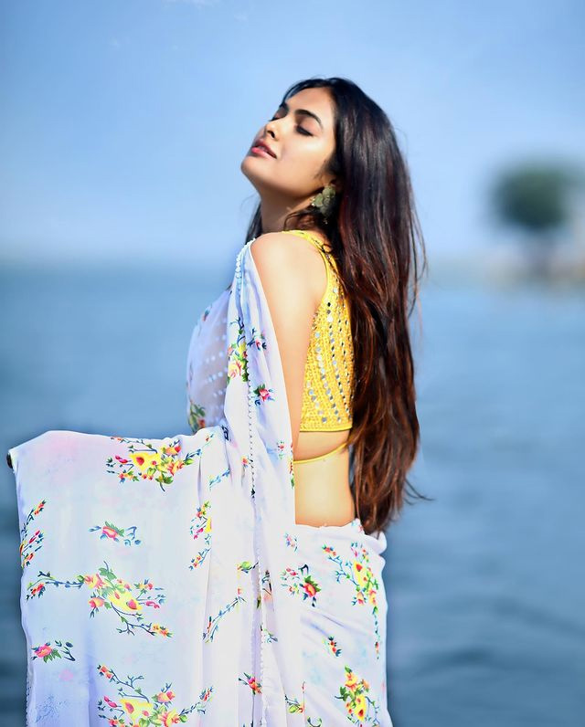 Bigg Boss Beauty Divi Vadthya Beautiful Photos  - Sakshi7