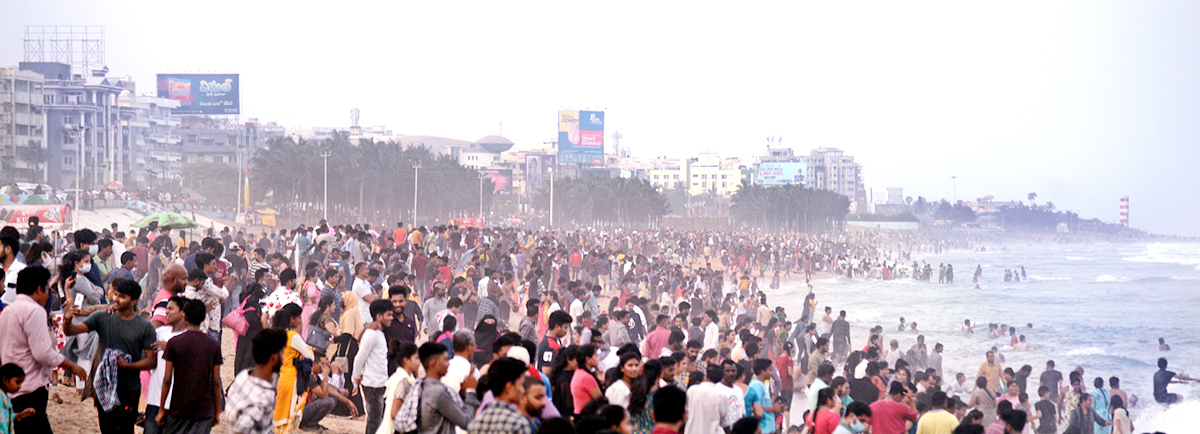 Tourists Rush at Rushikonda Beach Visakhapatnam - Sakshi4